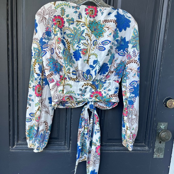 Zara cropped floral blouse puff sleeve. Front tie. Size (S). - Picture 3 of 6